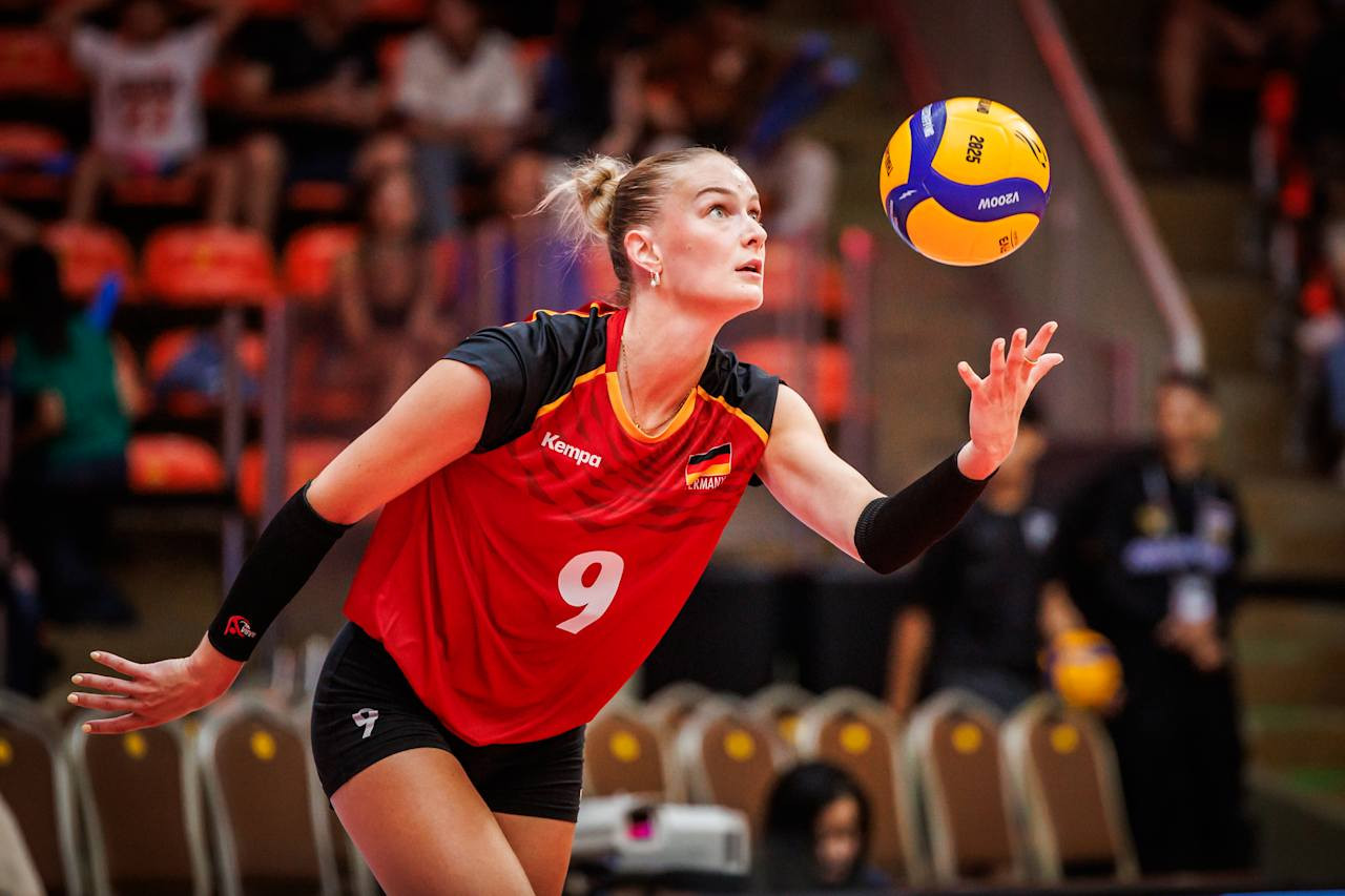 Các cầu thủ Đội tuyển bóng chuyền nữ Đức trong trận đấu với đội bóng chuyền số 1 thế giới Ý, tại vòng 1/8 Giải vô địch thế giới 2025.