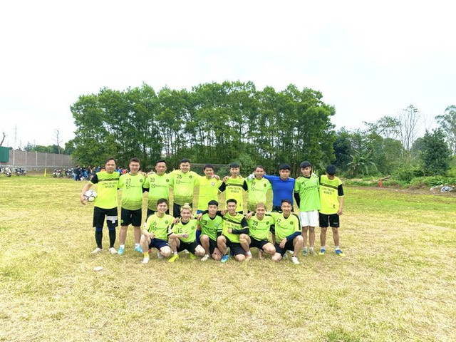 Các cầu thủ FC Nhà Thờ trong buổi chụp ảnh đội, chuẩn bị cho giải tứ hùng Đồng Vân 2024