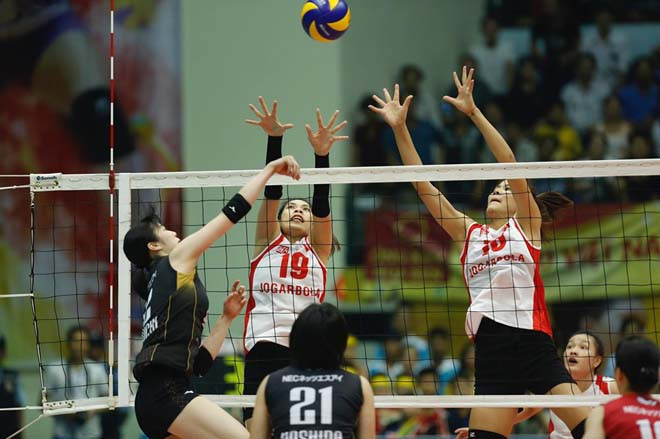 Các cầu thủ NEC Nhật Bản ăn mừng chiến thắng set 2, tạo lợi thế lớn trong chung kết VTV Cup 2019