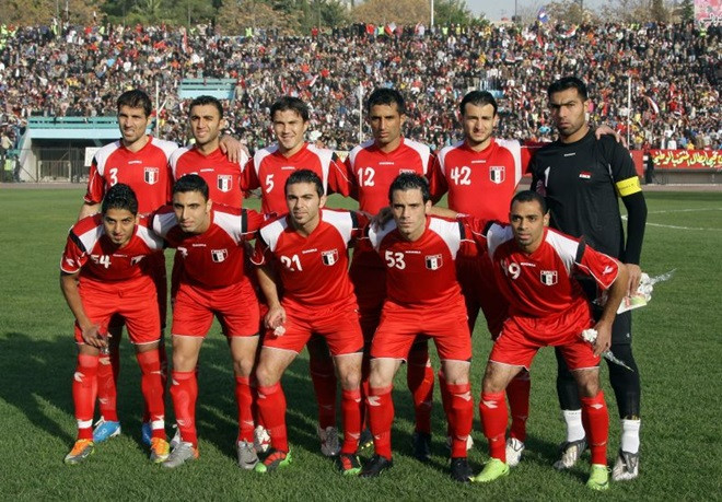 Các cầu thủ Syria ăn mừng bàn thắng, thể hiện niềm vui và sự gắn kết của đội tuyển bóng đá quốc gia Syria trong một trận đấu căng thẳng