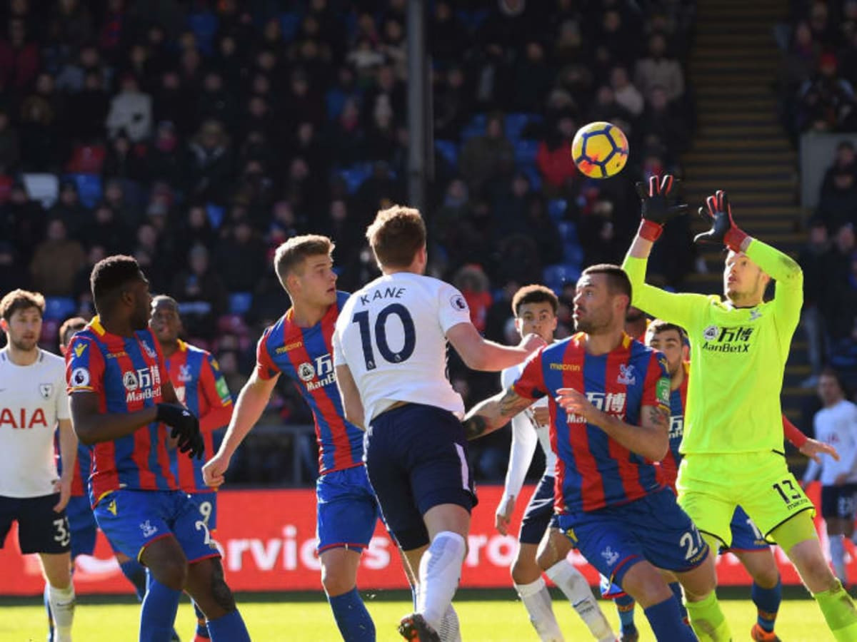 Các cầu thủ Tottenham trong một trận đấu căng thẳng tại Ngoại Hạng Anh, chuẩn bị cho cuộc chạm trán với Watford.