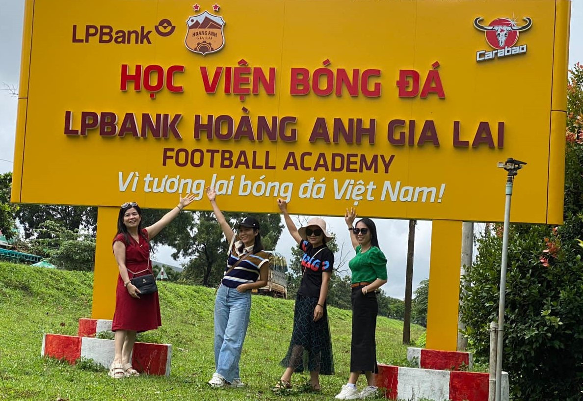 Các cầu thủ trẻ Học viện LPBank HAGL đang tập luyện trên sân cỏ, địa điểm học viện bóng đá Hoàng Anh Gia Lai