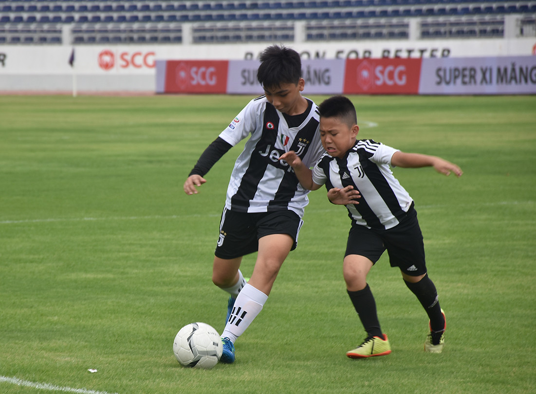 Các cầu thủ U13 học viện bóng đá Bà Rịa Vũng Tàu đang thi đấu trên sân cỏ chất lượng cao.
