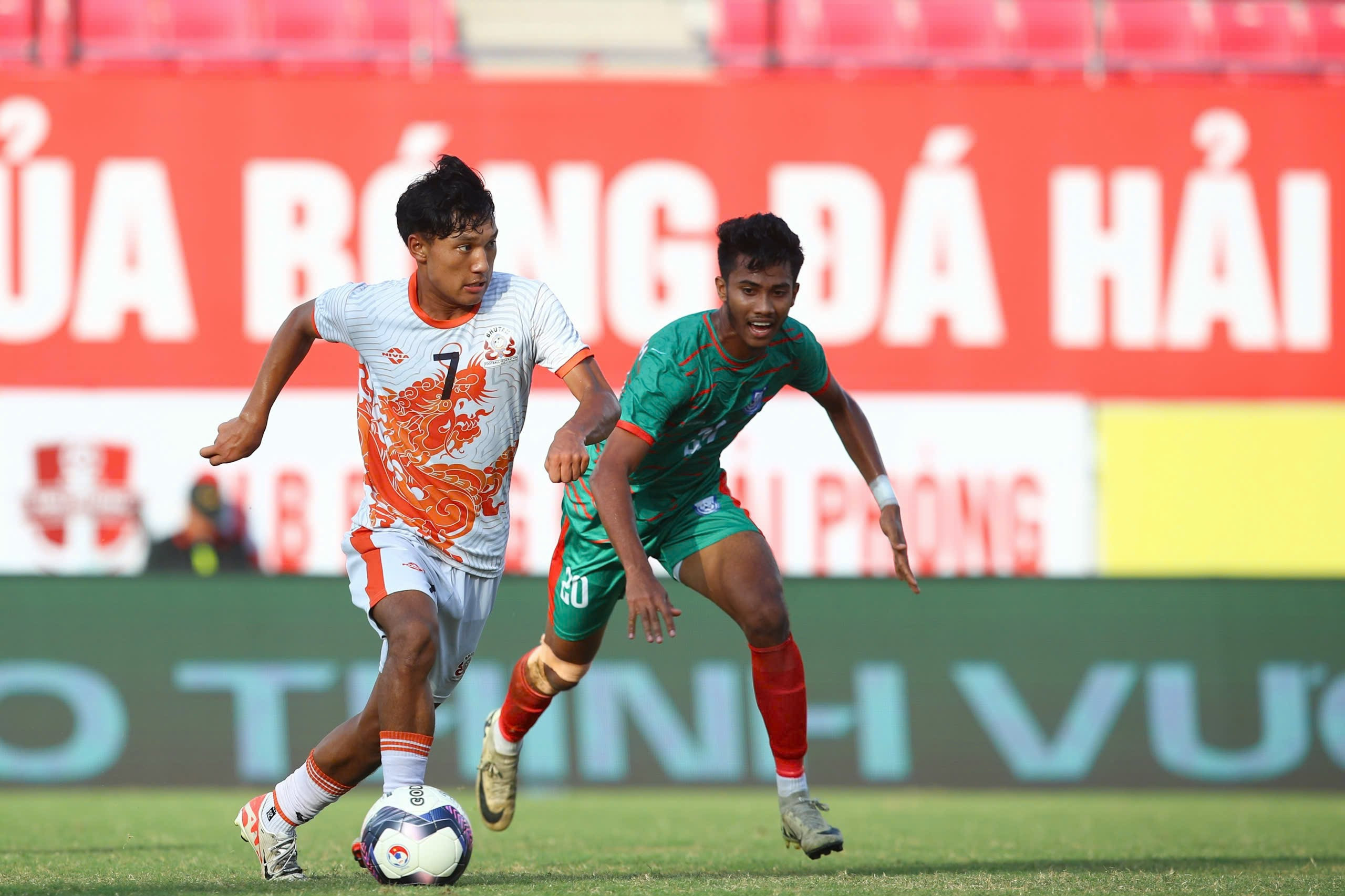 Các cầu thủ U20 thi đấu nỗ lực tại giải bóng đá U20 Châu Á