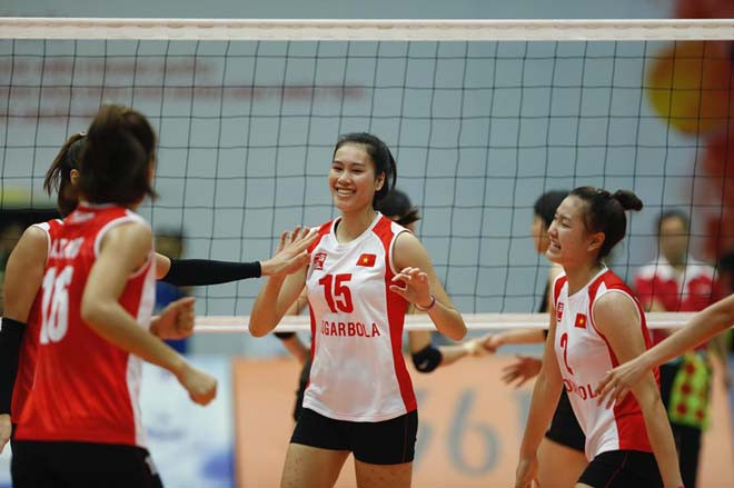 Các cầu thủ Việt Nam bàn chiến thuật trong trận đấu VTV Cup 2019