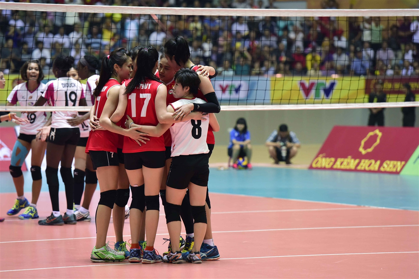 Các cô gái đội tuyển bóng chuyền nữ Việt Nam thi đấu hết mình tại chung kết VTV Cup 2016