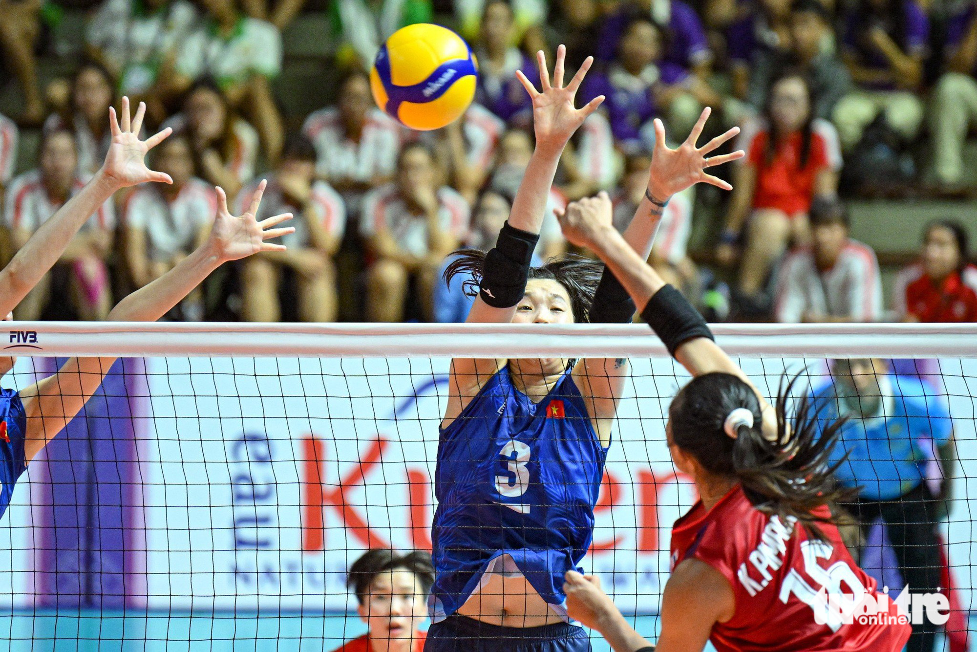 Các cô gái tuyển bóng chuyền nữ Việt Nam kiên cường đối đầu Thái Lan ở SEA Games 32