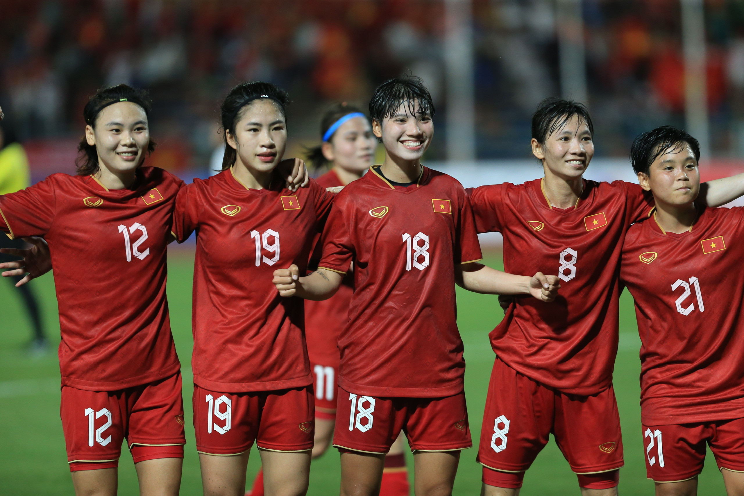 Các cô gái Việt Nam tập luyện chăm chỉ, sẵn sàng cho trận chung kết bóng đá SEA Games