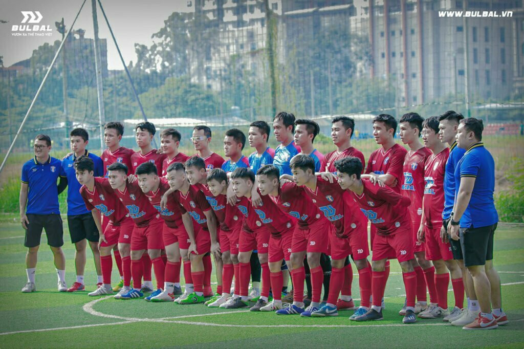 Các đội bóng phủi thi đấu sôi nổi