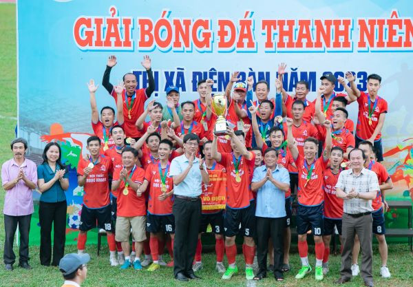 Các đội bóng và cầu thủ xuất sắc nhận giải tại giải bóng đá thanh niên thị xã Điện Bàn