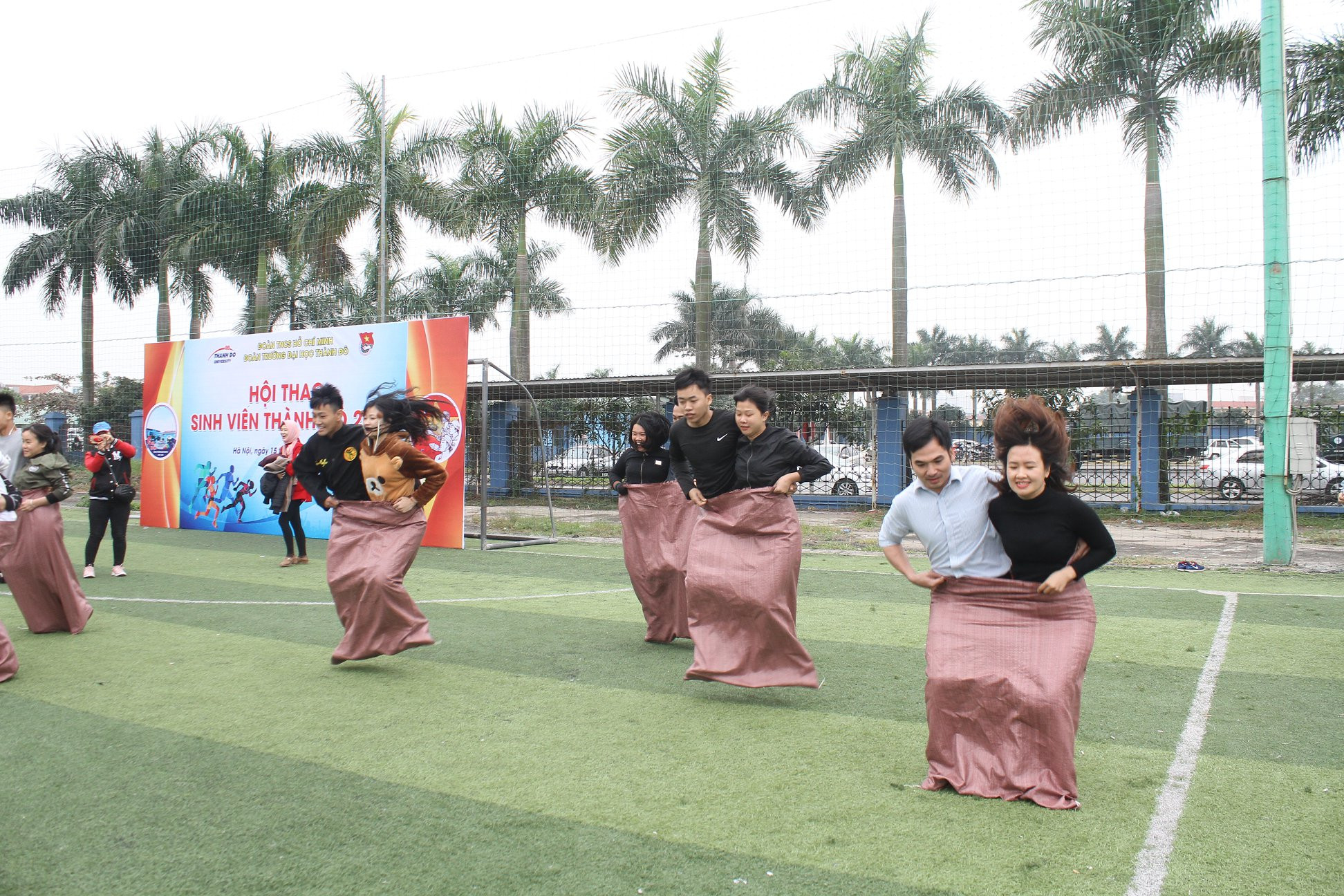 Các đội thi nhảy bao bố đôi nam nữ, phát huy tinh thần đồng đội cho câu lạc bộ bóng đá Thành Đô Dung Thành