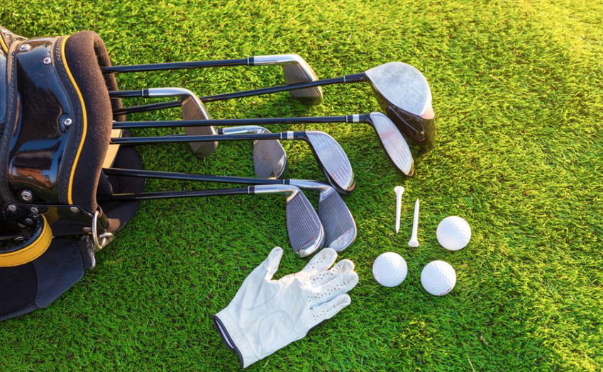 Dụng cụ cần thiết khi bắt đầu học chơi golf, bao gồm gậy, bóng và giày