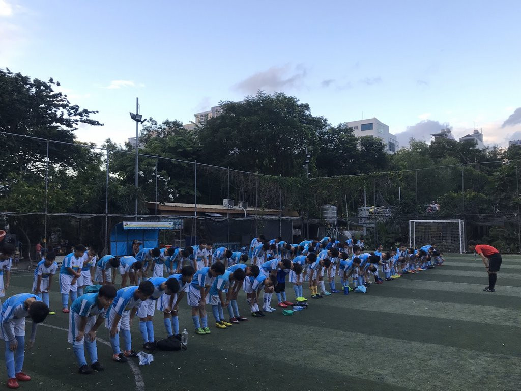 Các em nhỏ đang tập luyện bóng đá trên sân tại Vũng Tàu, thể hiện sự phát triển của trung tâm bóng đá nam việt ra các tỉnh
