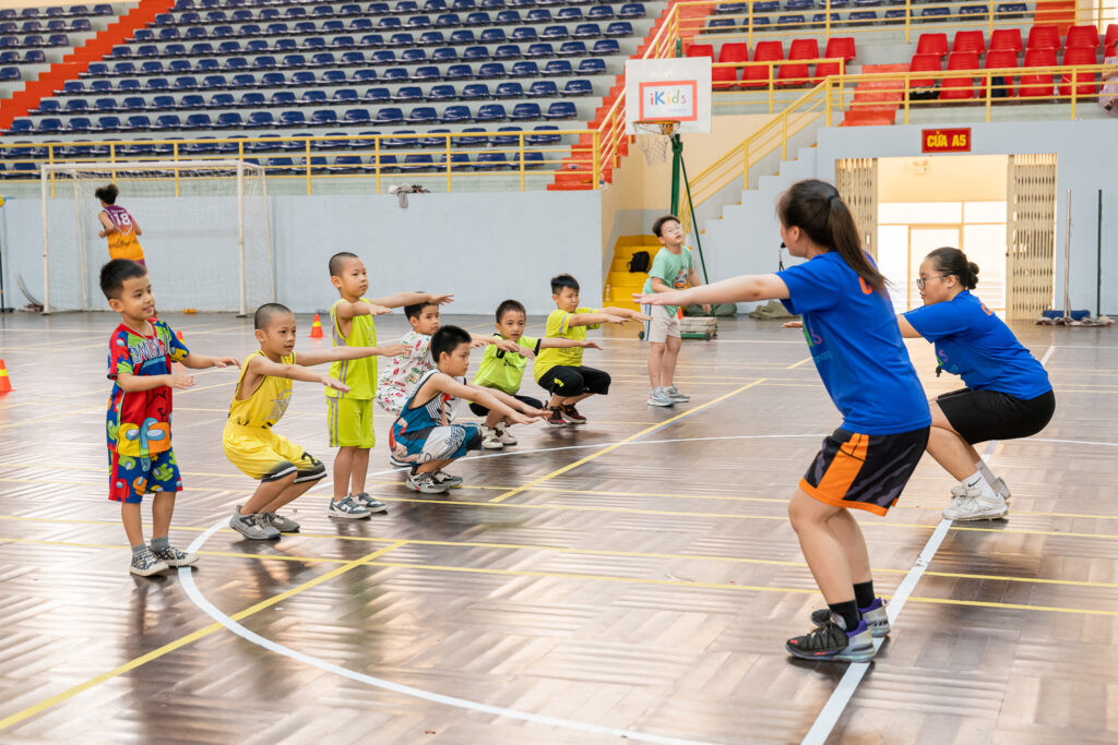 Các em nhỏ rèn luyện kỹ năng bóng rổ tại trung tâm