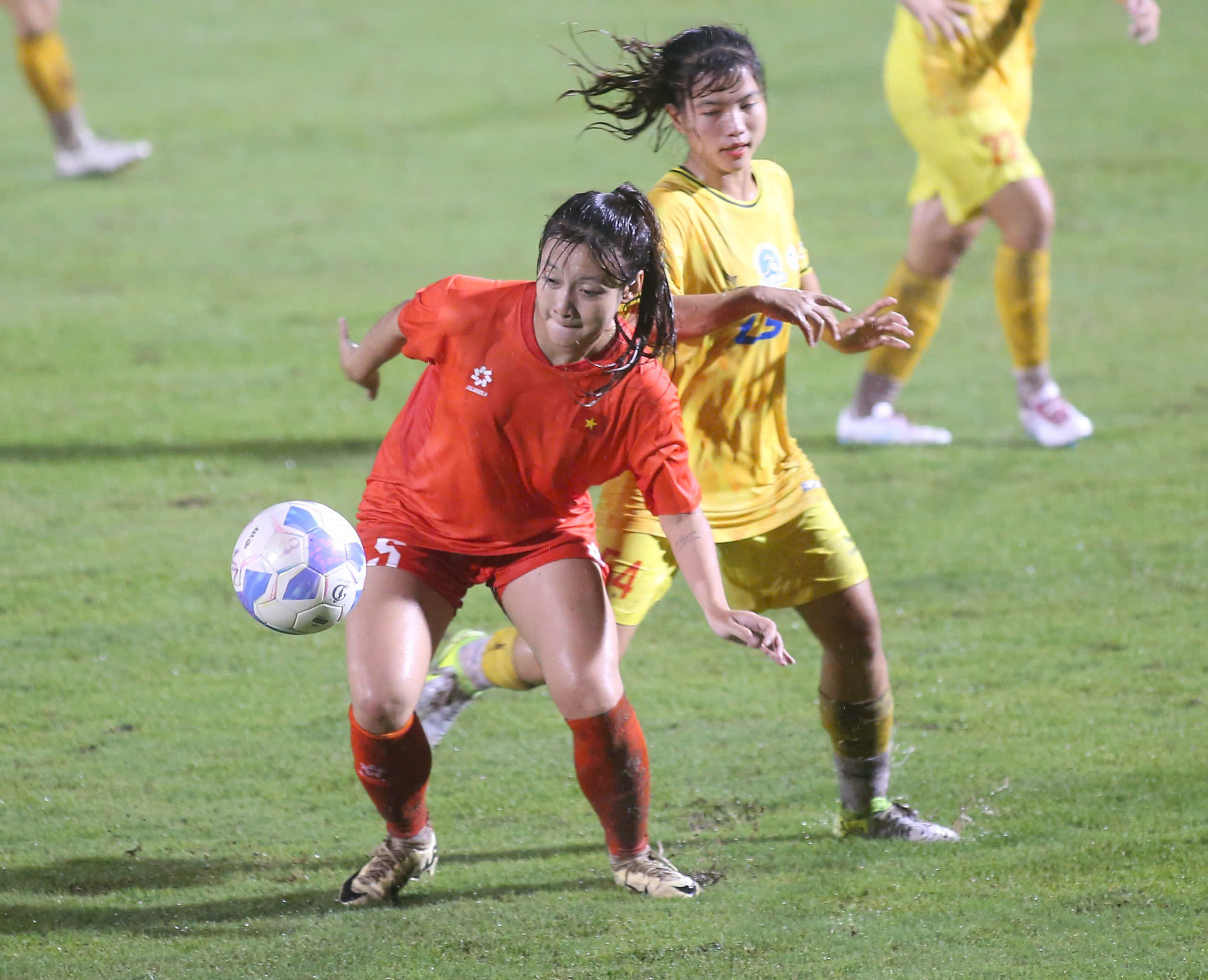 Các nữ cầu thủ U19 Việt Nam rèn thể lực cho giải U19 Đông Nam Á