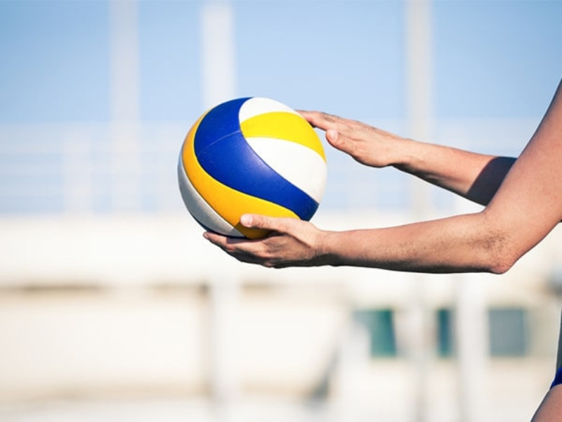 Các quy tắc bóng chuyền: Vận động viên trong pha tranh chấp trên lưới