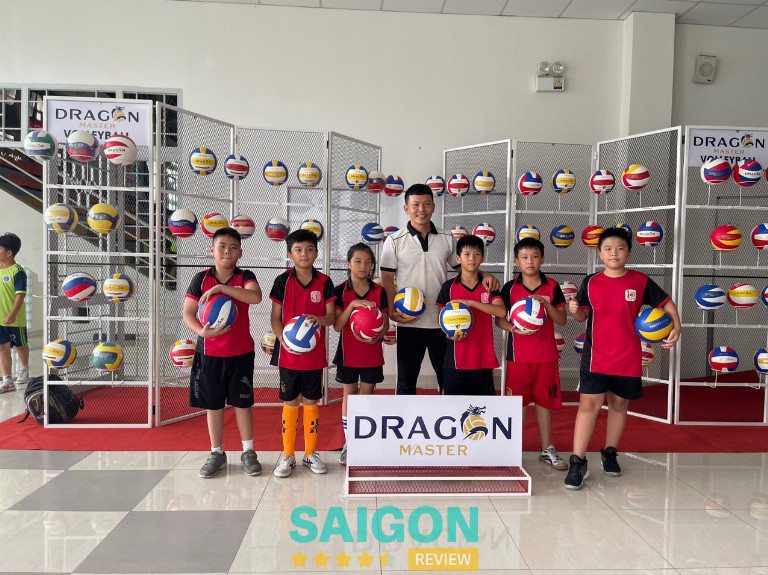 Các thành viên CLB Bóng Chuyền Quận Phú Nhuận tập luyện tại chỗ học bóng chuyền TPHCM