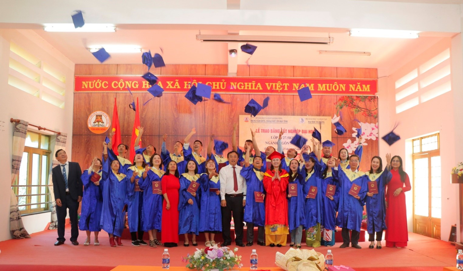 Các thầy cô giáo và tân cử nhân chụp ảnh lưu niệm tại buổi lễ, một khoảnh khắc đánh dấu sự hợp tác và thành quả chung, tượng trưng cho tinh thần cùng nhau phát triển trong cộng đồng soi kèo bóng rổ.