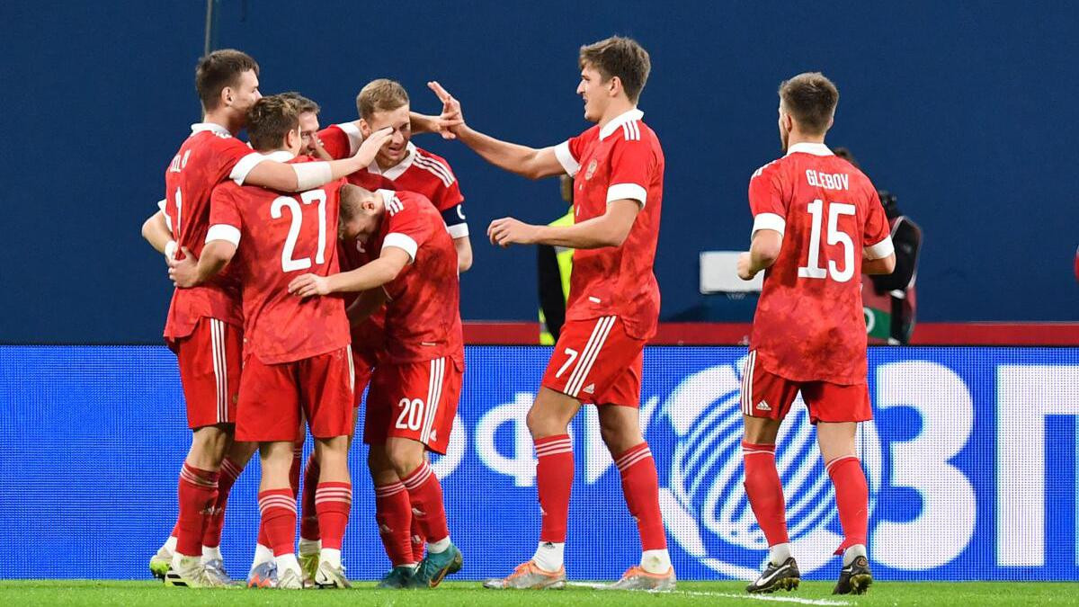 Các vận động viên Nga diễu hành, minh họa vai trò của giải bóng đá dự bị Belarus