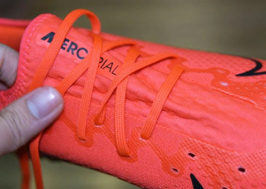 Cách buộc dây bóng đá Dani Alves giúp mũi bàn chân thoải mái