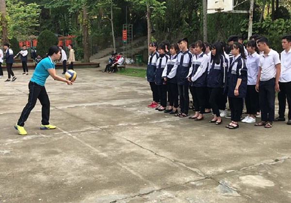 Cách đánh bóng chuyền qua lưới bằng kỹ thuật phát bóng thấp tay cho người mới
