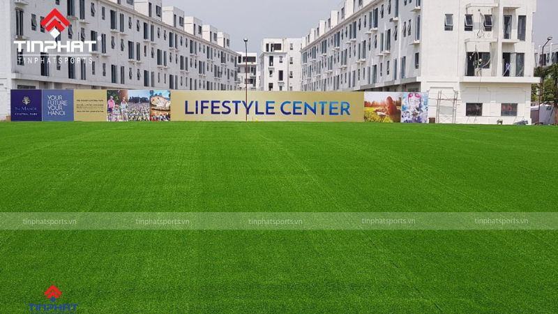 Cận cảnh chi tiết cỏ nhân tạo và hạt cao su trên sân bóng đá Celadon City đạt tiêu chuẩn FIFA