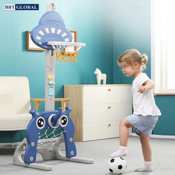 Cận cảnh cột ném bóng rổ cho bé 6 tuổi với chiều cao có thể điều chỉnh