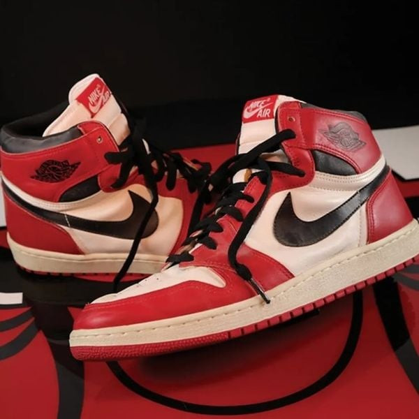 Cận cảnh đôi Air Jordan 1 Bred màu sắc nổi bật trên sân bóng rổ