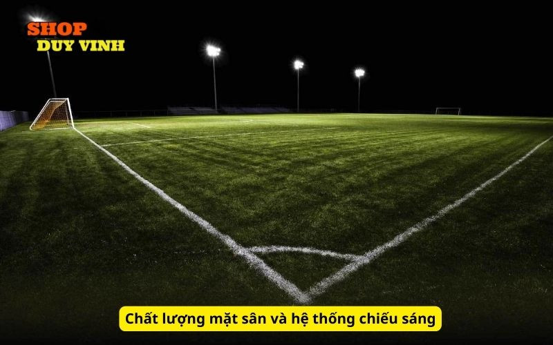 Cận cảnh mặt sân cỏ nhân tạo cao cấp và hệ thống đèn chiếu sáng hiện đại tại sân bóng đá Quốc Hưng