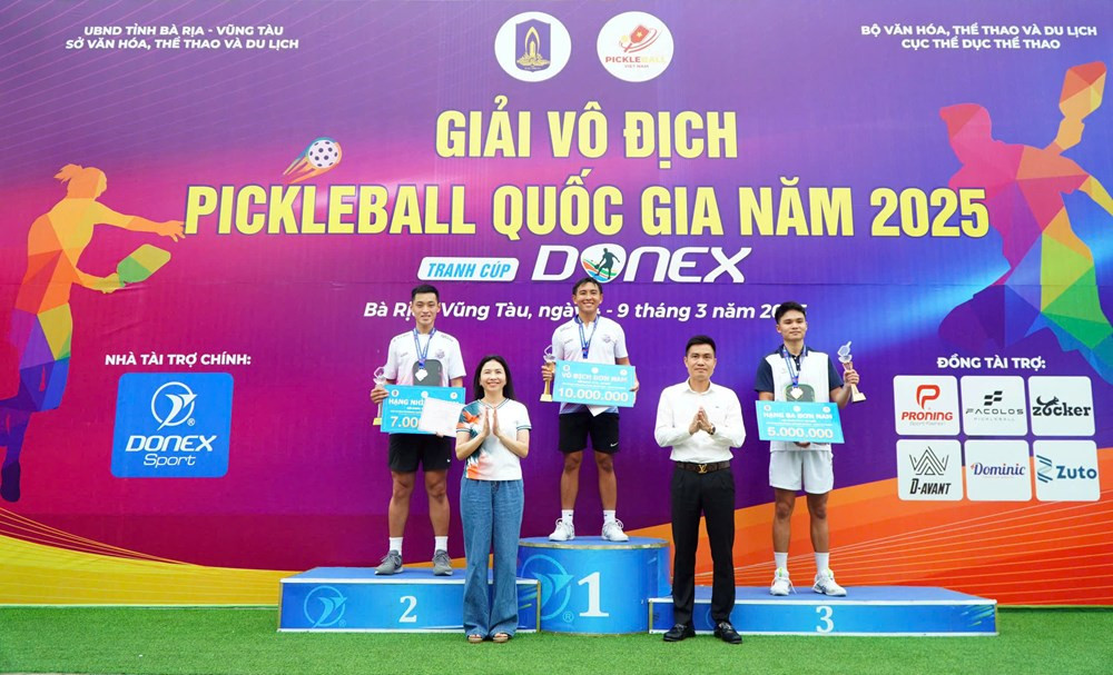 Cận cảnh nụ cười rạng rỡ của một nhà vô địch Pickleball, biểu tượng cho niềm vui chiến thắng.