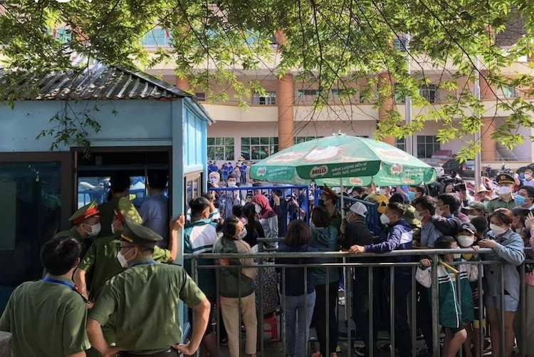 Cảnh chen lấn, xô đẩy tại quầy bán vé trực tiếp cho người hâm mộ muốn mua vé xem bóng đá SEA Games 31