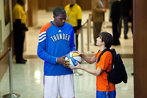 Cảnh trong phim Thunderstruck với ngôi sao Kevin Durant và cậu bé cổ động viên.