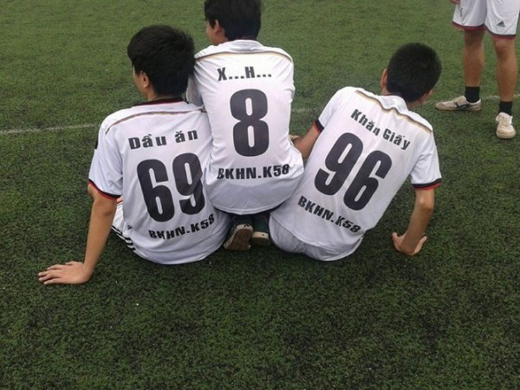 Cặp đôi cầu thủ với tên áo đá bóng độc và chất như &quot;EM YÊU ANH&quot; và &quot;ANH YÊU EM&quot;, thể hiện tình cảm và cá tính riêng biệt