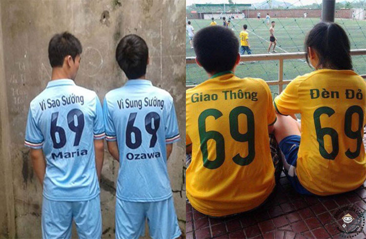 Cặp đôi cầu thủ với tên áo đá bóng sock và độc, thể hiện sự ăn ý và hài hước giữa hai người, có thể là &quot;DẦU ĂN&quot; và &quot;KHĂN GIẤY&quot;