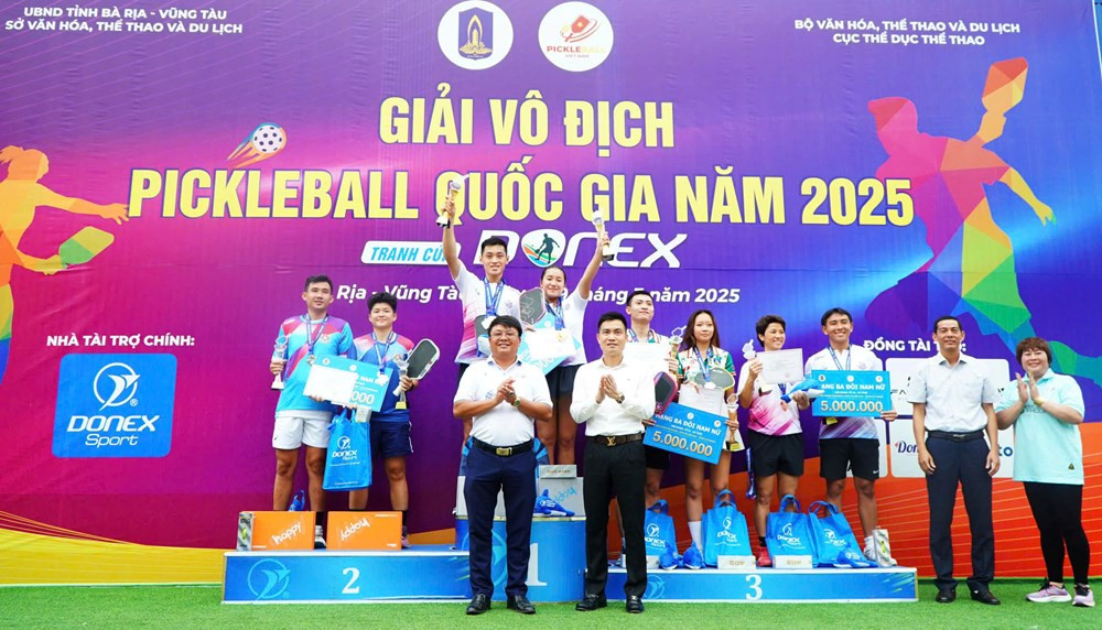 Cặp đôi vận động viên nữ Pickleball phối hợp ăn ý trong một pha cứu bóng căng thẳng.