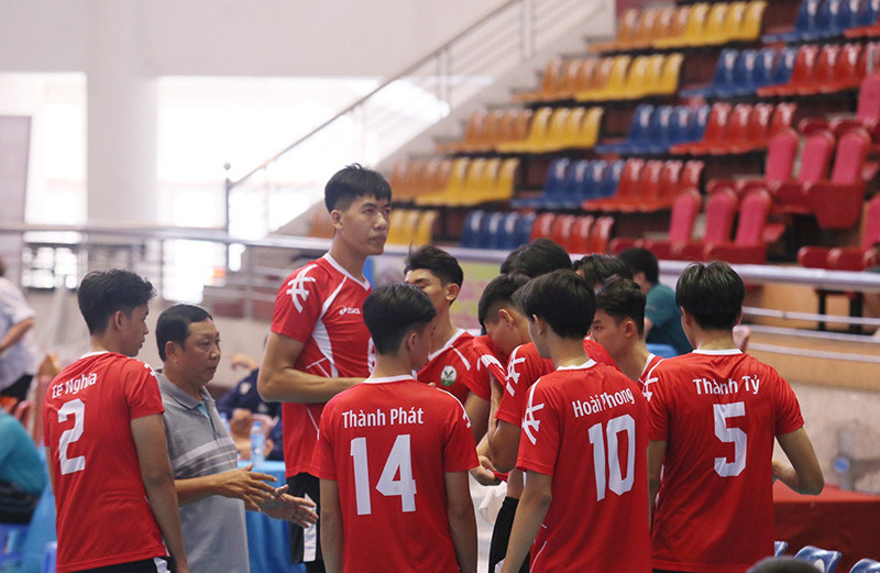 Cầu thủ bóng chuyền nam Nguyễn Duy Khánh đang thi đấu trên sân