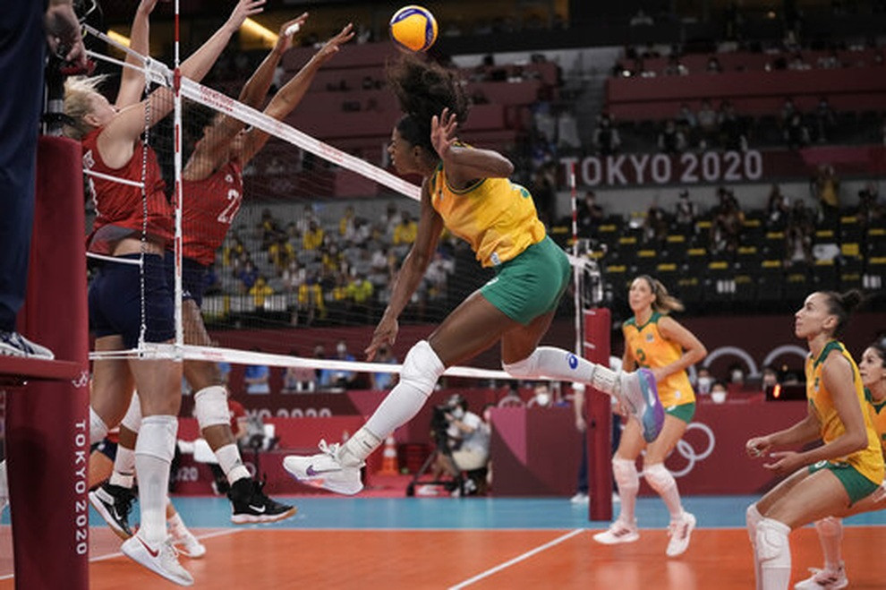 Cầu thủ bóng chuyền nữ Brazil nỗ lực tấn công trong trận chung kết Olympic 2020