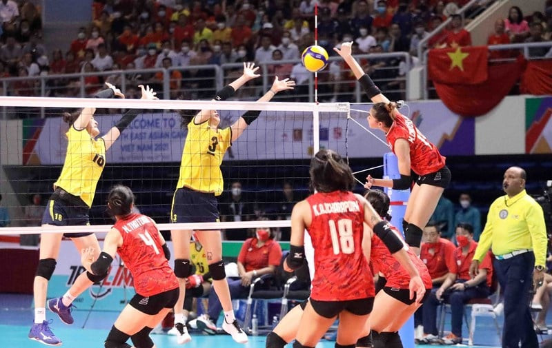 Cầu thủ bóng chuyền nữ Thái Lan trong pha đập bóng quyết định tại SEA Games 31