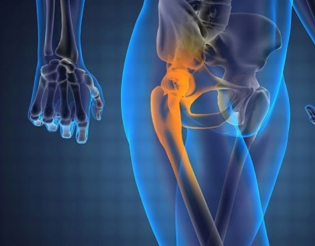 Cầu thủ bóng đá bị đau háng sau pha xử lý bóng mạnh