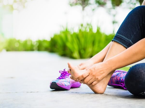 Cầu thủ bóng đá bị đau mu bàn chân do vận động cường độ cao