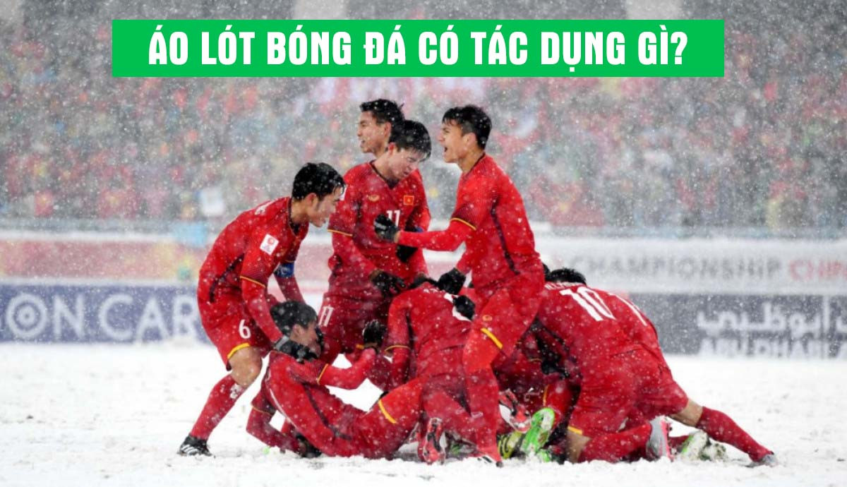 Cầu thủ bóng đá chuyên nghiệp trong trang phục thi đấu, minh họa bóng đá có chức năng gì trong việc rèn luyện thể chất và tinh thần.
