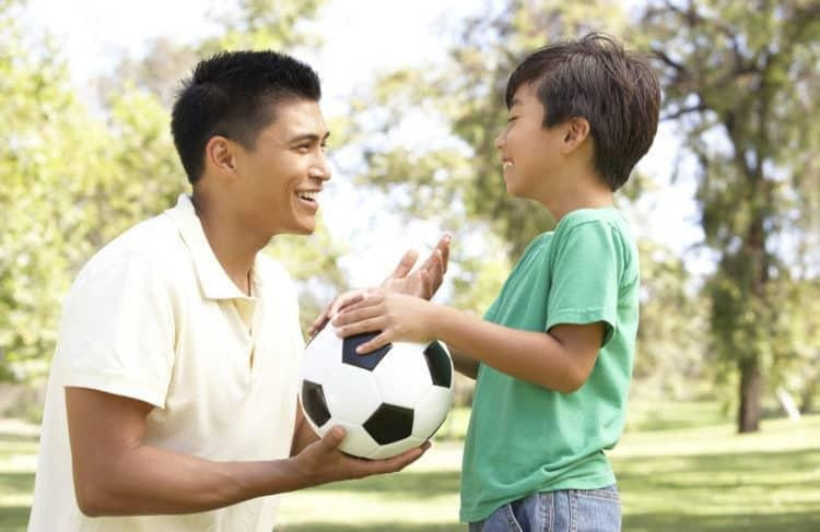 Cầu thủ bóng đá đang chơi bóng, thể hiện lợi ích của bóng đá