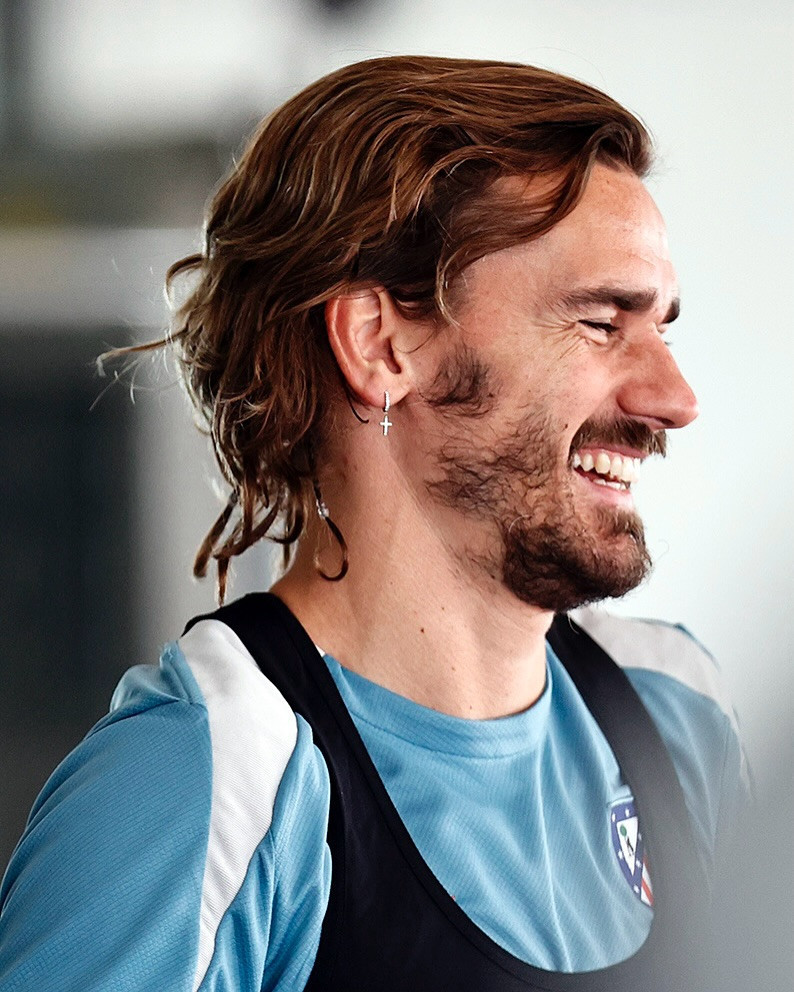 Cầu thủ bóng đá đẹp trai Antoine Griezmann với phong cách lãng tử