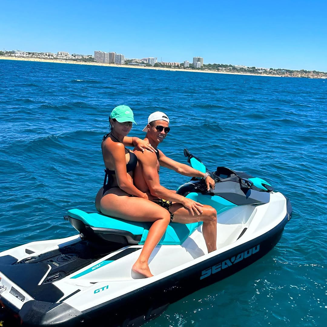 Cầu thủ bóng đá đẹp trai Cristiano Ronaldo chụp ảnh cùng Georgina Rodriguez