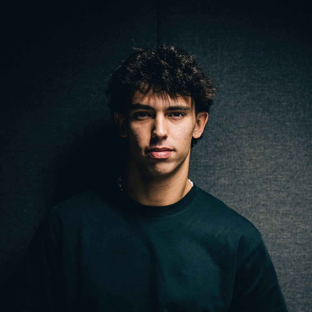 Cầu thủ bóng đá đẹp trai João Félix với vẻ ngoài trẻ trung