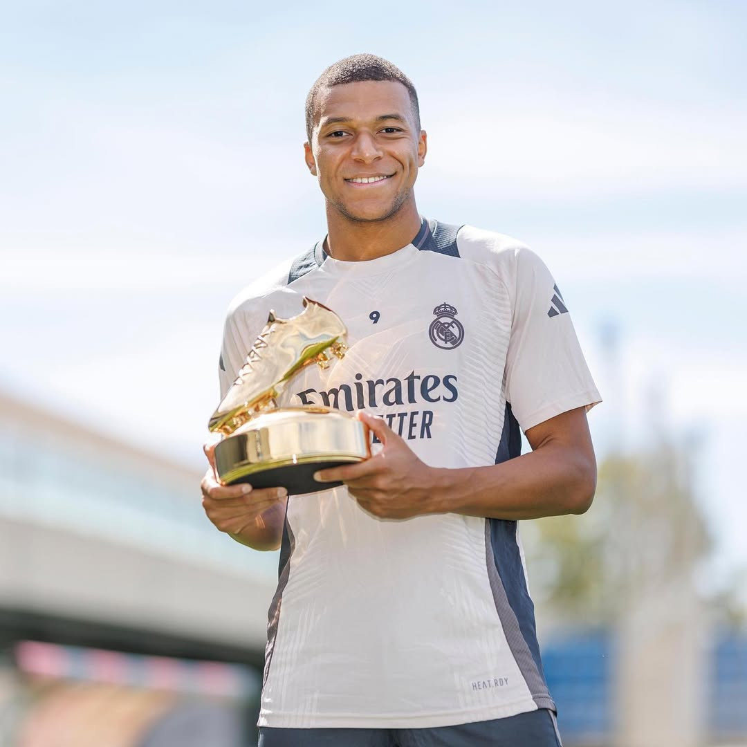 Cầu thủ bóng đá đẹp trai Kylian Mbappé với nụ cười thân thiện