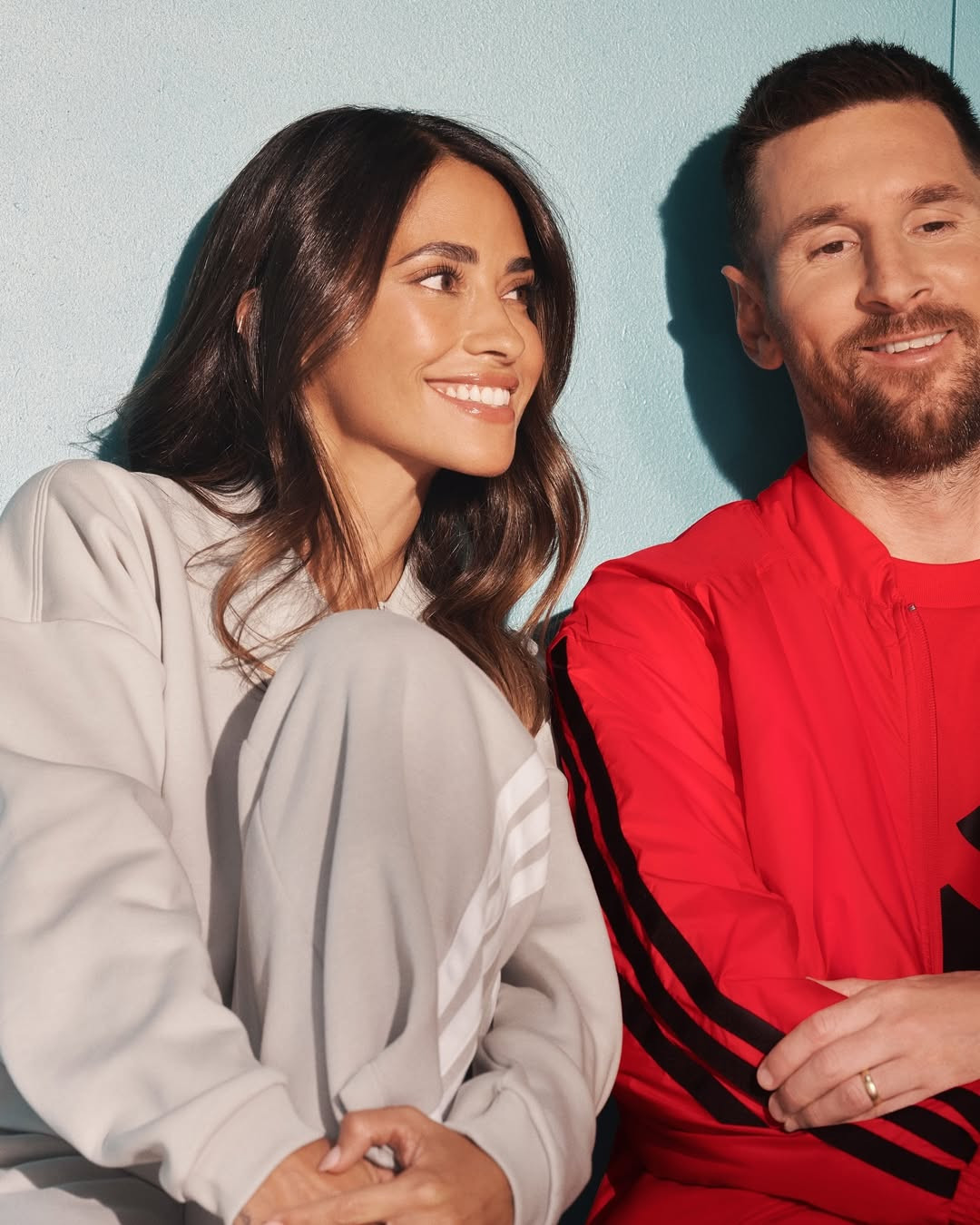 Cầu thủ bóng đá đẹp trai Lionel Messi bên vợ Antonella Roccuzzo
