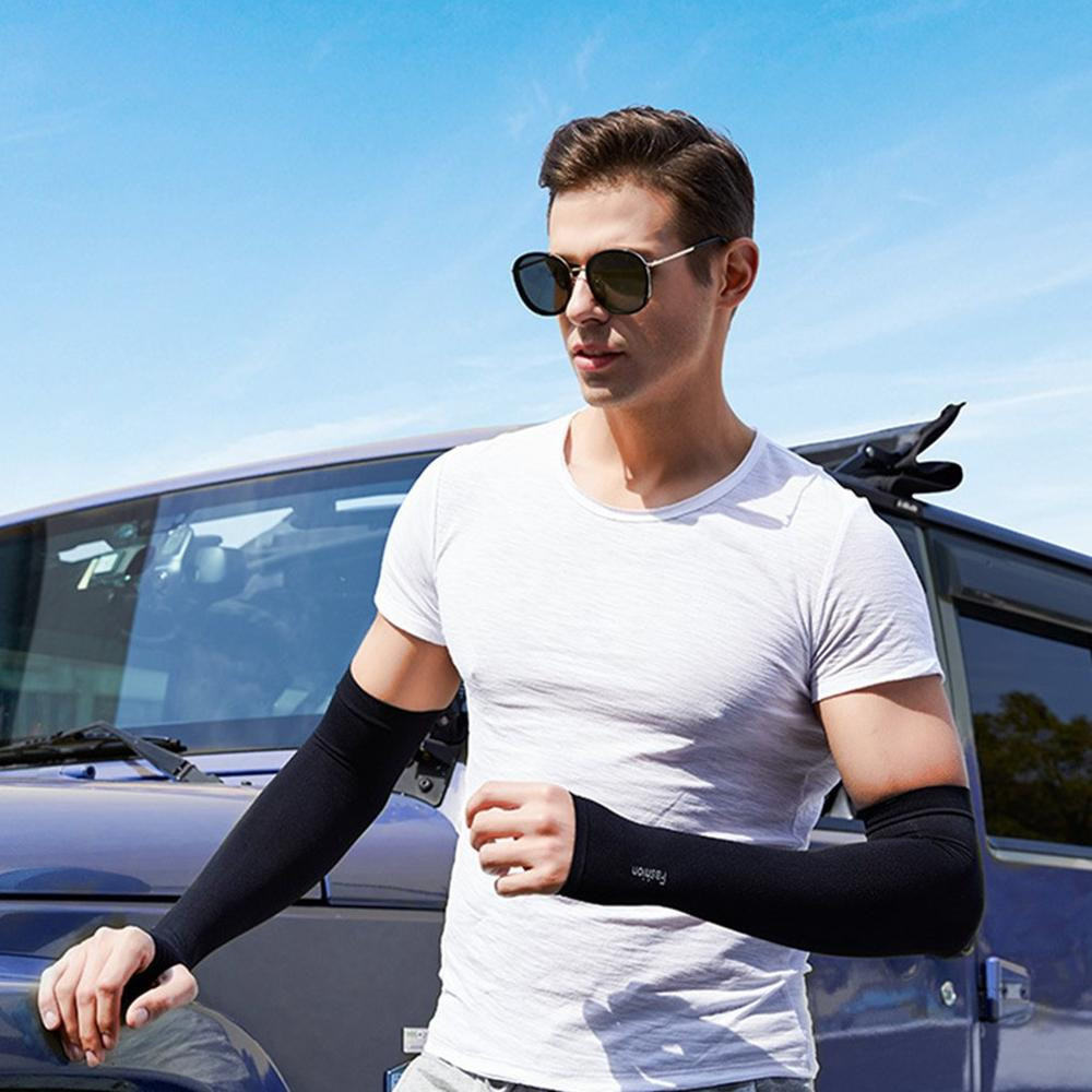 Cầu thủ bóng đá dùng găng tay chống nắng tập luyện