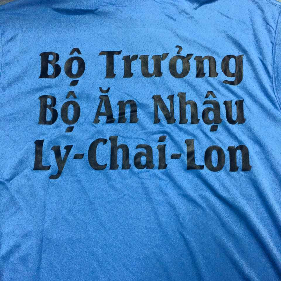Cầu thủ bóng đá nam đang ăn mừng chiến thắng với áo đấu in tên độc đáo