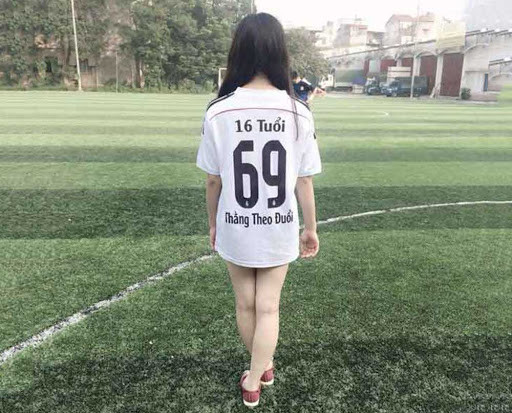 Cầu thủ bóng đá nam đang tạo dáng trên sân với áo đấu độc đáo